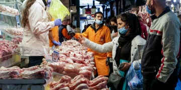 Στιγμιότυπο από τη Βαρβάκειο, την κεντρική κρεαταγορά της Αθήνας (φωτ.: EUROKINISSI / Αναστάσης Ναρεκιάν)
