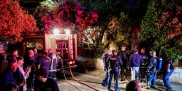 Πυροσβεστικές δυνάμεις έξω από το σπίτι όπου σημειώθηκε η φωτιά (φωτ.: EUROKINISSI/Στέφανος Ραπάνης)