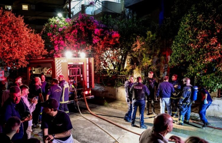 Πυροσβεστικές δυνάμεις έξω από το σπίτι όπου σημειώθηκε η φωτιά (φωτ.: EUROKINISSI/Στέφανος Ραπάνης)