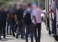 Οι συλληφθέντες για τα εικονικά τιμολόγια οδηγούνται στον εισαγγελέα για την απόδοση κατηγοριών (φωτ.: EUROKINISSI / Γιάννης Παναγόπουλος)