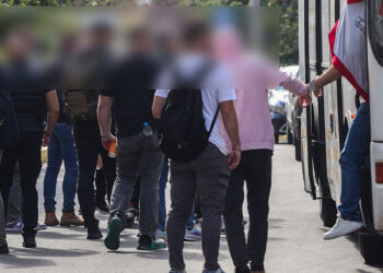 Οι συλληφθέντες για τα εικονικά τιμολόγια οδηγούνται στον εισαγγελέα για την απόδοση κατηγοριών (φωτ.: EUROKINISSI / Γιάννης Παναγόπουλος)