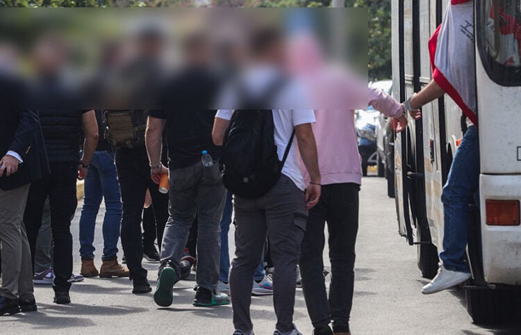 Οι συλληφθέντες για τα εικονικά τιμολόγια οδηγούνται στον εισαγγελέα για την απόδοση κατηγοριών (φωτ.: EUROKINISSI / Γιάννης Παναγόπουλος)