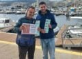 Αριστερά ο Νίκος Ηλιάδης, λαχειοπώλης στην Καβάλα (φωτ.: ΟΠΑΠ)