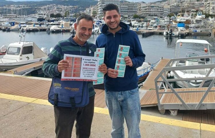Αριστερά ο Νίκος Ηλιάδης, λαχειοπώλης στην Καβάλα (φωτ.: ΟΠΑΠ)