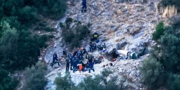Η επιχείρηση απεγκλωβισμού διήρκεσε σχεδόν 12 ώρες (φωτ.: EUROKINISSI)