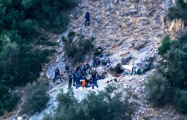 Η επιχείρηση απεγκλωβισμού διήρκεσε σχεδόν 12 ώρες (φωτ.: EUROKINISSI)