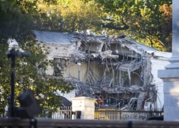 Εκτεταμένες εργασίες σε εξέλιξη στον Λευκό Οίκο (φωτ.: EPA/Jim Lo Scalzo)