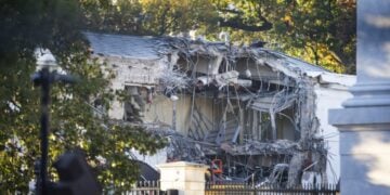 Εκτεταμένες εργασίες σε εξέλιξη στον Λευκό Οίκο (φωτ.: EPA/Jim Lo Scalzo)