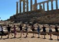 Ξενάγηση και ελληνικός χορός στον Ναό του Ποσειδώνα στο Σούνιο (φωτ.: facebook/Λύκειον των Ελληνίδων)