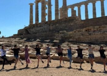 Ξενάγηση και ελληνικός χορός στον Ναό του Ποσειδώνα στο Σούνιο (φωτ.: facebook/Λύκειον των Ελληνίδων)