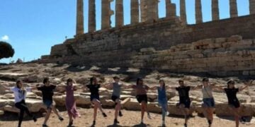Ξενάγηση και ελληνικός χορός στον Ναό του Ποσειδώνα στο Σούνιο (φωτ.: facebook/Λύκειον των Ελληνίδων)