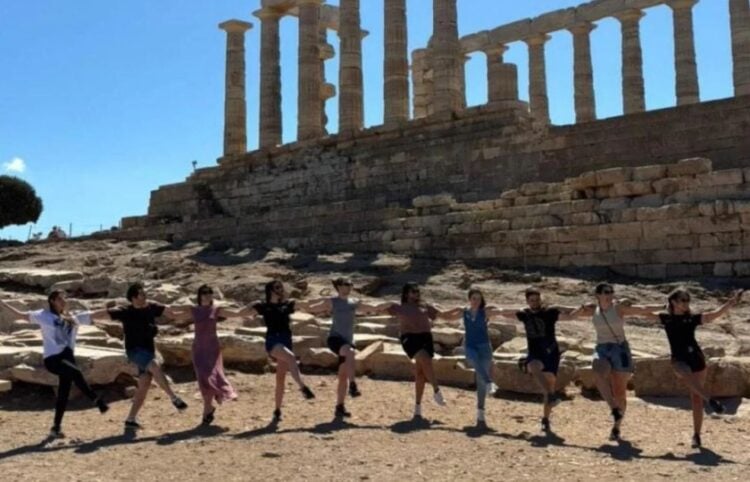 Ξενάγηση και ελληνικός χορός στον Ναό του Ποσειδώνα στο Σούνιο (φωτ.: facebook/Λύκειον των Ελληνίδων)