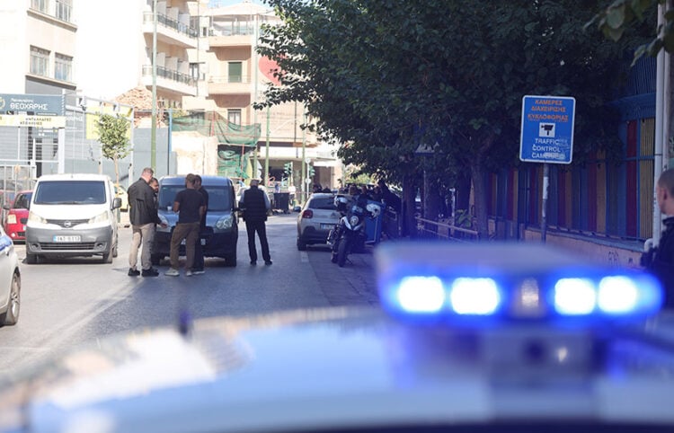 Αστυνομική επιχείρηση στην οδό Λιοσίων μετά τον εντοπισμό  της χειροβομβίδας (φωτ.: EUROKINISSI / Γιάννης Παναγόπουλος)