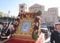 Οι δύο εικόνες έξω από τον Άγιο Δημήτριο (φωτ.: EUROKINISSI/Ραφαήλ Γεωργιάδης)
