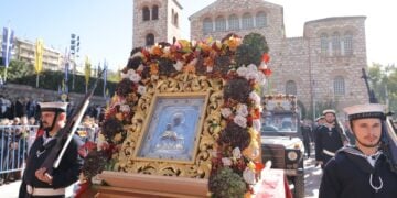 Οι δύο εικόνες έξω από τον Άγιο Δημήτριο (φωτ.: EUROKINISSI/Ραφαήλ Γεωργιάδης)