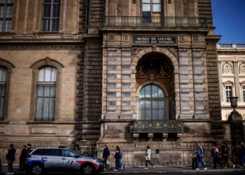 Δεξιά στον πρώτο όροφο το παράθυρο που έσπασαν οι ληστές του Λούβρου (φωτ.: EPA / Yoan Valat)