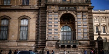 Δεξιά στον πρώτο όροφο το παράθυρο που έσπασαν οι ληστές του Λούβρου (φωτ.: EPA / Yoan Valat)