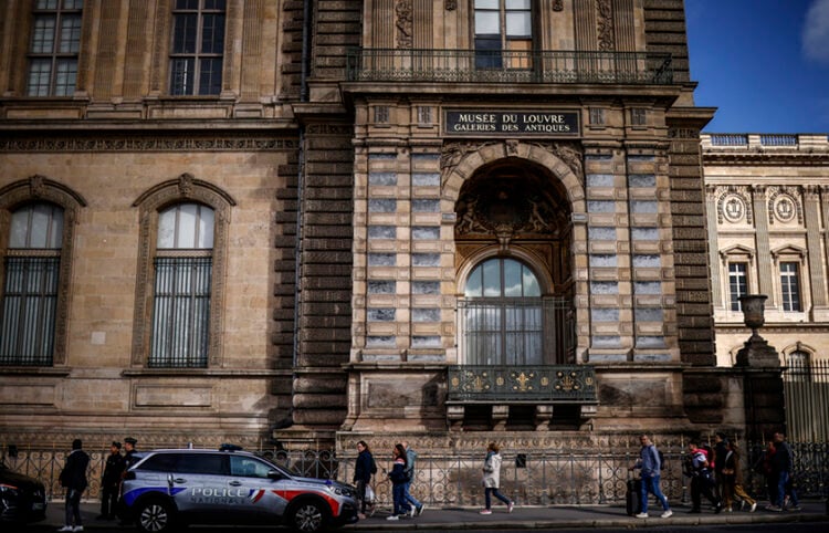 Δεξιά στον πρώτο όροφο το παράθυρο που έσπασαν οι ληστές του Λούβρου (φωτ.: EPA / Yoan Valat)