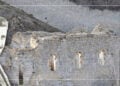 Ο Θεοφύλακτος Θεοφυλάκτου (αριστερά) και ο Γεώργιος Κανδηλάπτης-Κάνις (δεξιά), με ό,τι απέμεινε από το καθολικό της Ιεράς Μονής Παναγίας Γουμερά  (εικ.: Αλεξία Ιωαννίδου)