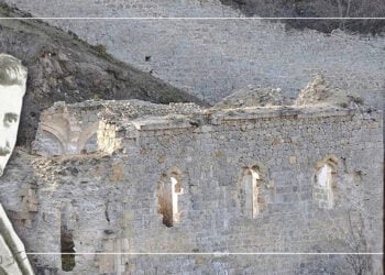 Ο Θεοφύλακτος Θεοφυλάκτου (αριστερά) και ο Γεώργιος Κανδηλάπτης-Κάνις (δεξιά), με ό,τι απέμεινε από το καθολικό της Ιεράς Μονής Παναγίας Γουμερά  (εικ.: Αλεξία Ιωαννίδου)