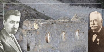 Ο Θεοφύλακτος Θεοφυλάκτου (αριστερά) και ο Γεώργιος Κανδηλάπτης-Κάνις (δεξιά), με ό,τι απέμεινε από το καθολικό της Ιεράς Μονής Παναγίας Γουμερά  (εικ.: Αλεξία Ιωαννίδου)