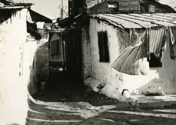 Πρωτότυπη φωτογραφία από τα γυρίσματα της ταινίας «Μαγική πόλη» στο Δουργούτι (φωτ.: Αρχείο Νίκου Κούνδουρου)