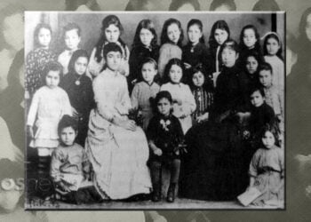 Μαθήτριες του Παρθεναγωγείου Κερασούντος μαζί με τις δασκάλες Άννα Βαφειάδου (αρ.) και Φανή Χρυσαφίδου, το 1888 (πηγή: «Η Έξοδος», τόμος Ι / Χαρά Λιουδάκη-Κυπραίου. Εικ.: Χριστίνα Κωνσταντάκη)