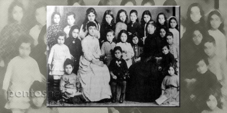Μαθήτριες του Παρθεναγωγείου Κερασούντος μαζί με τις δασκάλες Άννα Βαφειάδου (αρ.) και Φανή Χρυσαφίδου, το 1888 (πηγή: «Η Έξοδος», τόμος Ι / Χαρά Λιουδάκη-Κυπραίου. Εικ.: Χριστίνα Κωνσταντάκη)