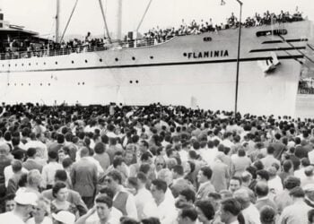Το πλοίο «Φλαμίνια», γεμάτο με μετανάστες, στο λιμάνι της Μελβούρνης το 1958 (φωτ.: opts.org.au)