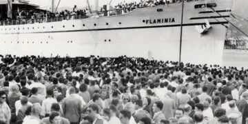 Το πλοίο «Φλαμίνια», γεμάτο με μετανάστες, στο λιμάνι της Μελβούρνης το 1958 (φωτ.: opts.org.au)
