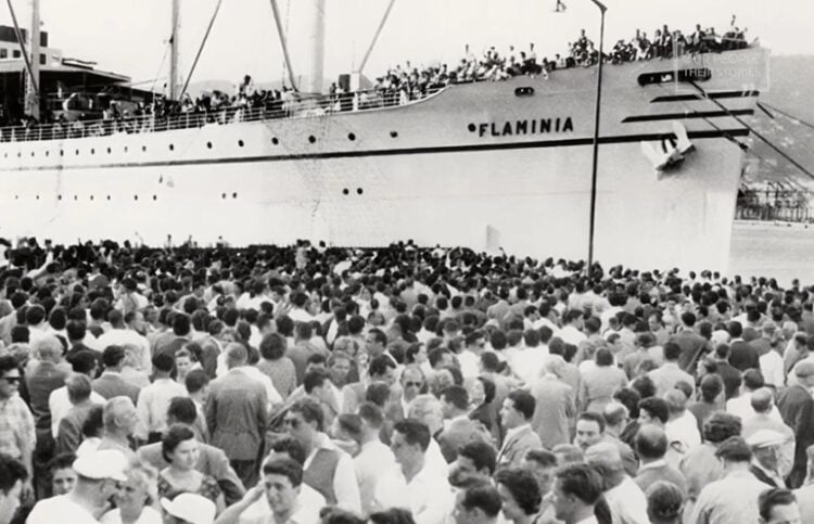 Το πλοίο «Φλαμίνια», γεμάτο με μετανάστες, στο λιμάνι της Μελβούρνης το 1958 (φωτ.: opts.org.au)