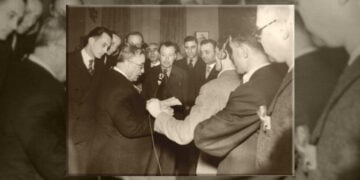 Ο Μεταξάς στο Εθνικό Ίδρυμα Ραδιφωνίας για το διάγγελμα (πηγή: ioannismetaxas.gr)