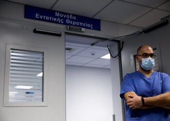 Γιατρός έξω από μονάδα εντατικής θεραπείας (φωτ.: EUROKINISSI / Σωτήρης Δημητρόπουλος)