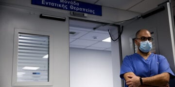 Γιατρός έξω από μονάδα εντατικής θεραπείας (φωτ.: EUROKINISSI / Σωτήρης Δημητρόπουλος)