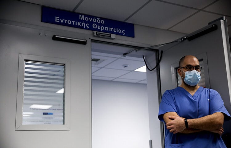 Γιατρός έξω από μονάδα εντατικής θεραπείας (φωτ.: EUROKINISSI / Σωτήρης Δημητρόπουλος)