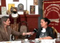 Η Ζαχαρούλα Βαξεβάνη με τη δημοσιογράφο της ΕΡΤ3 (πηγή: Glomex)