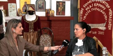 Η Ζαχαρούλα Βαξεβάνη με τη δημοσιογράφο της ΕΡΤ3 (πηγή: Glomex)