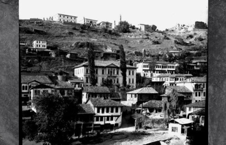 Η Νεοκασάρεια το 1930. Στο κέντρο διακρίνεται το δημαρχείο της πόλης (φωτ.: kulturenvanteri.com)