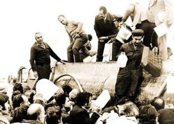 Διανομή του θαυματουργού νερού του Καματερού με το βυτίο (φωτ.: Αρχείο Τ.Α. Μανιατέα)