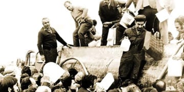 Διανομή του θαυματουργού νερού του Καματερού με το βυτίο (φωτ.: Αρχείο Τ.Α. Μανιατέα)