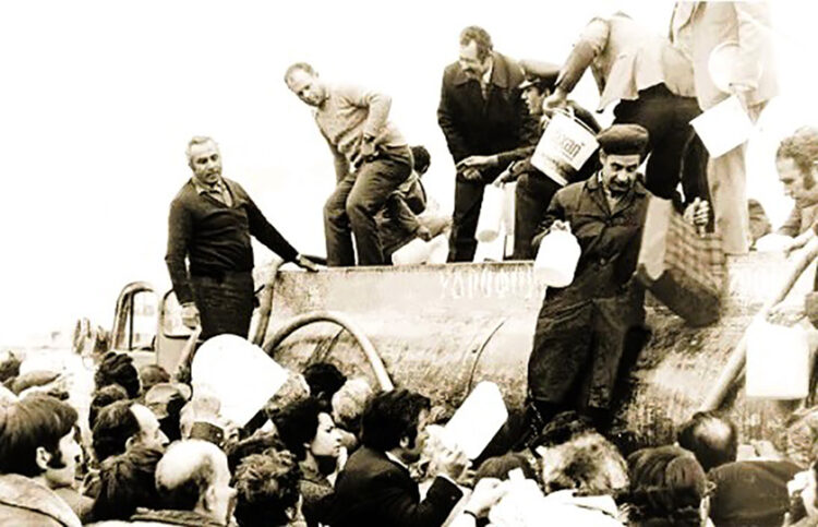 Διανομή του θαυματουργού νερού του Καματερού με το βυτίο (φωτ.: Αρχείο Τ.Α. Μανιατέα)
