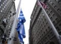 Η γαλανόλευκη δίπλα στην αστερόεσσα, ανάμεσα στα κτήρια του Μανχάταν (φωτ.: facebook/Archbishop Elpidophoros of America)