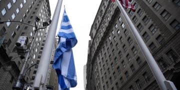 Η γαλανόλευκη δίπλα στην αστερόεσσα, ανάμεσα στα κτήρια του Μανχάταν (φωτ.: facebook/Archbishop Elpidophoros of America)