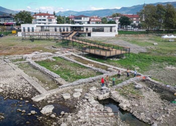Αρχαιολόγοι στη βυθισμένη βασιλική στη Νίκαια της Βιθυνίας (φωτ.: Anadolu)