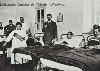 Ο Αλκιβιάδης Σουμελίδης (όρθιος, με το θερμόμετρο) κατά τη διάρκεια επίσκεψης σε ασθενείς του «Ακριτείου» (πηγή: Επιτροπή Ποντιακών Μελετών)