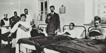 Ο Αλκιβιάδης Σουμελίδης (όρθιος, με το θερμόμετρο) κατά τη διάρκεια επίσκεψης σε ασθενείς του «Ακριτείου» (πηγή: Επιτροπή Ποντιακών Μελετών)