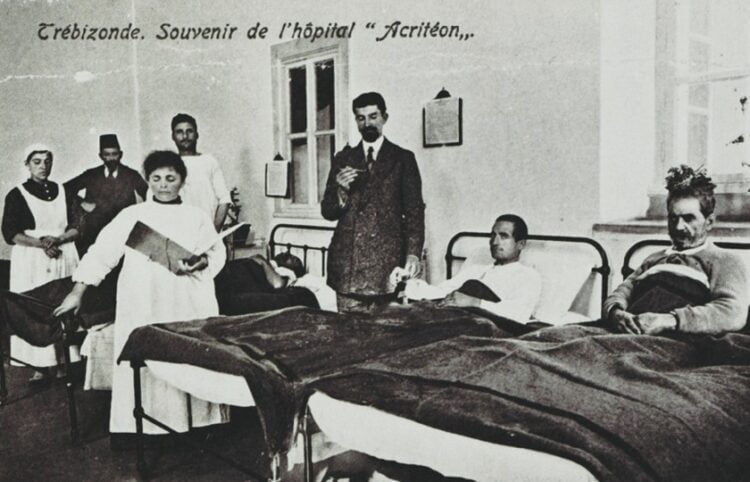 Ο Αλκιβιάδης Σουμελίδης (όρθιος, με το θερμόμετρο) κατά τη διάρκεια επίσκεψης σε ασθενείς του «Ακριτείου» (πηγή: Επιτροπή Ποντιακών Μελετών)