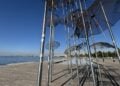 Λουκέτα, αυτοκόλλητα και φθορές στις «Ομπρέλες» της Νέας Παραλίας (φωτ.: ΑΠΕ-ΜΠΕ)