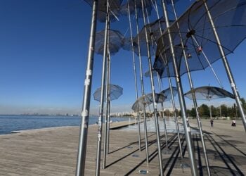 Λουκέτα, αυτοκόλλητα και φθορές στις «Ομπρέλες» της Νέας Παραλίας (φωτ.: ΑΠΕ-ΜΠΕ)