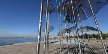 Λουκέτα, αυτοκόλλητα και φθορές στις «Ομπρέλες» της Νέας Παραλίας (φωτ.: ΑΠΕ-ΜΠΕ)